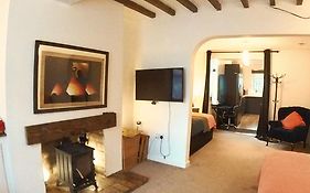 King St Cosy - Wood Stove & Ice Maker